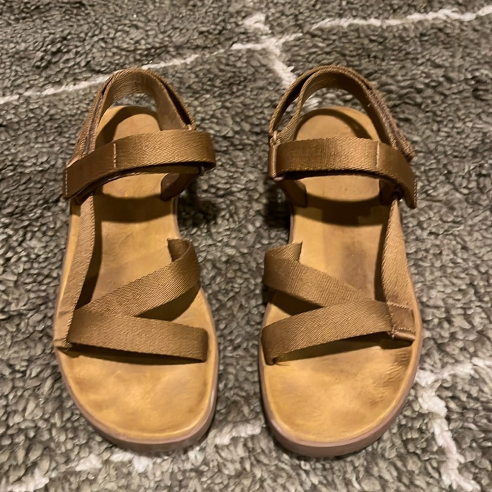 Everlane Women's The ReNew Sport Sandal Black Size 9 100% Recycled Material.